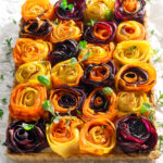 Crostata salata con roselline di carote colorate