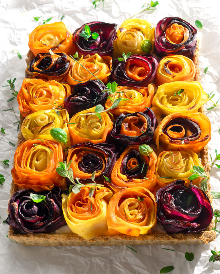 Crostata salata con roselline di carote colorate