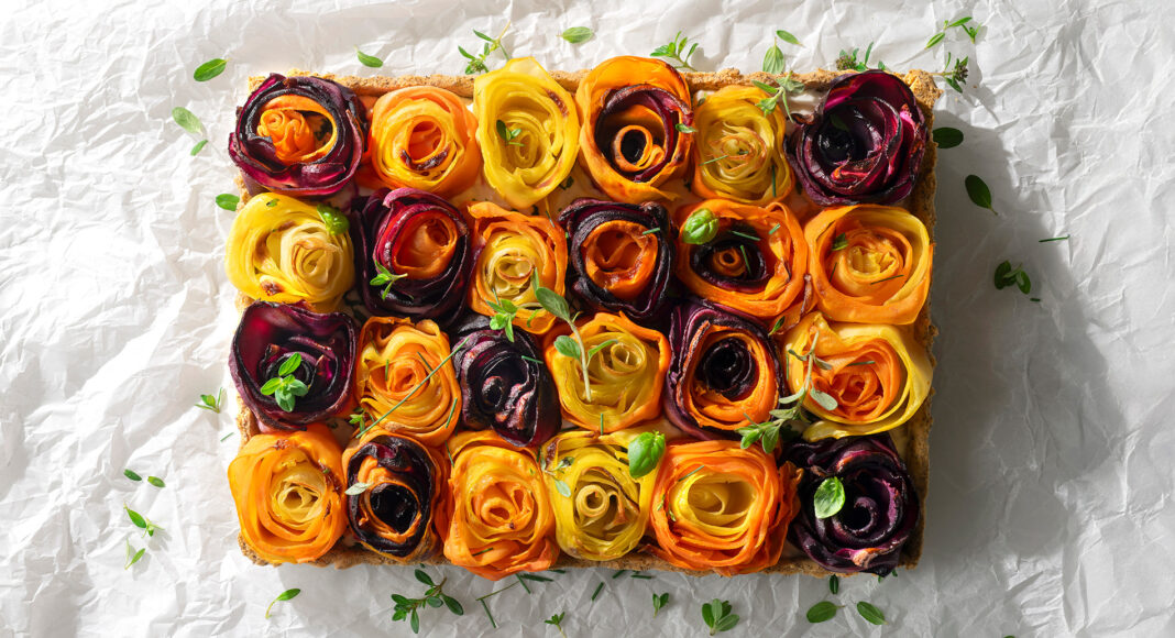 Crostata salata con roselline di carote colorate