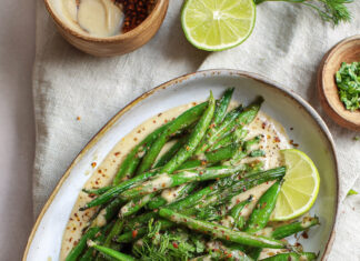 Fagiolini croccanti su tahini soffice