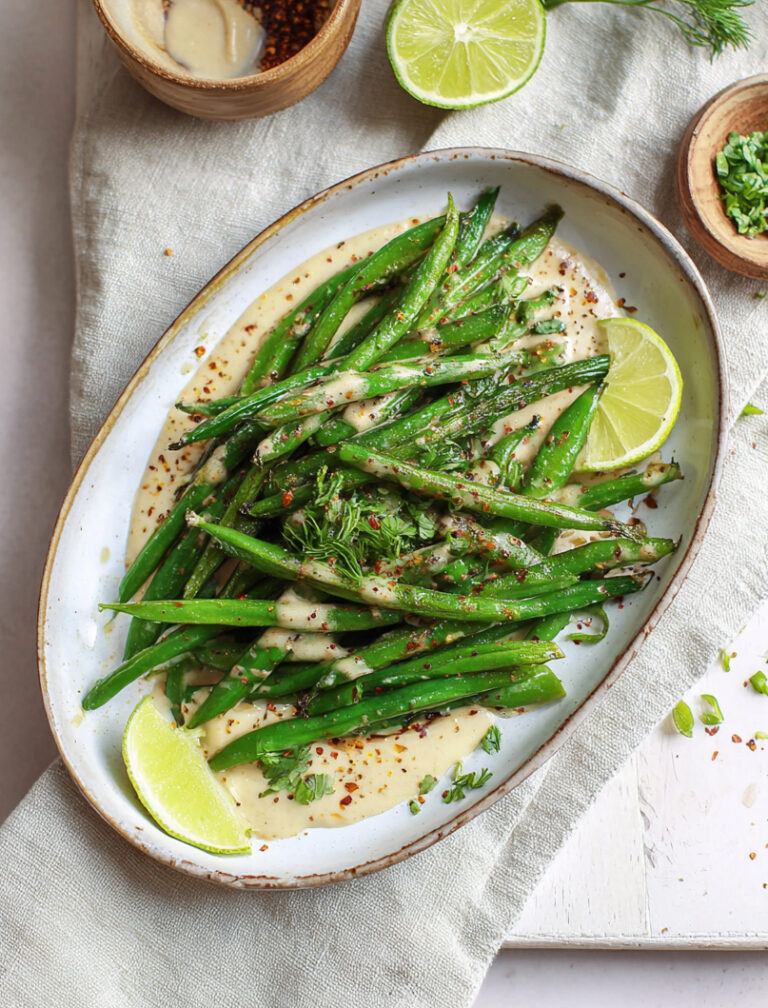 Fagiolini croccanti su tahini soffice