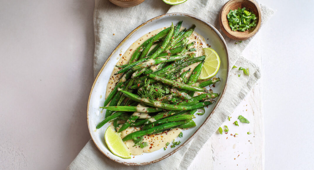 Fagiolini croccanti su tahini soffice