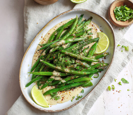 Fagiolini croccanti su tahini soffice