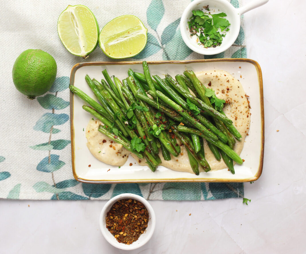 Fagiolini croccanti su tahini soffice