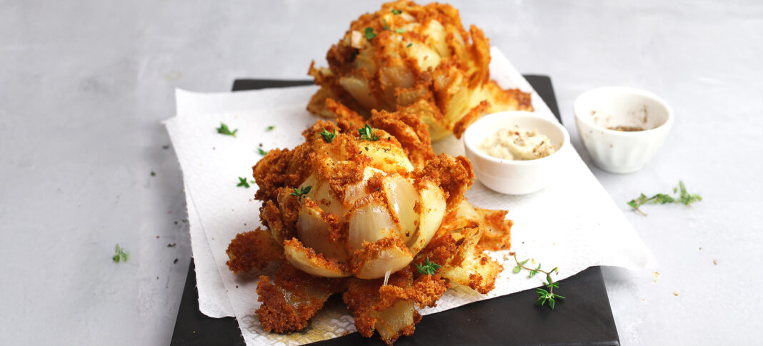 fiori-cipolla-fritti Fiori fritti di cipolle con panatura ai pomodori secchi