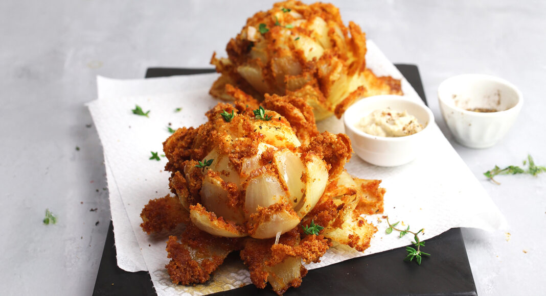 Fiori fritti di cipolle con panatura ai pomodori secchi