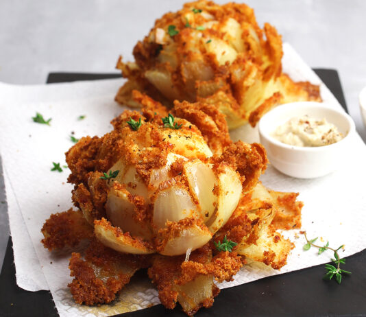 Fiori fritti di cipolle con panatura ai pomodori secchi