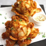 Fiori fritti di cipolle con panatura ai pomodori secchi