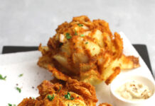 Fiori fritti di cipolle con panatura ai pomodori secchi