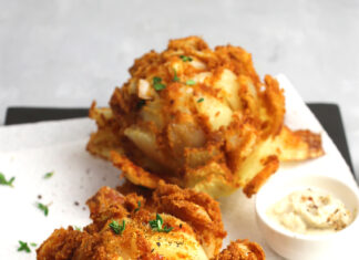 Fiori fritti di cipolle con panatura ai pomodori secchi