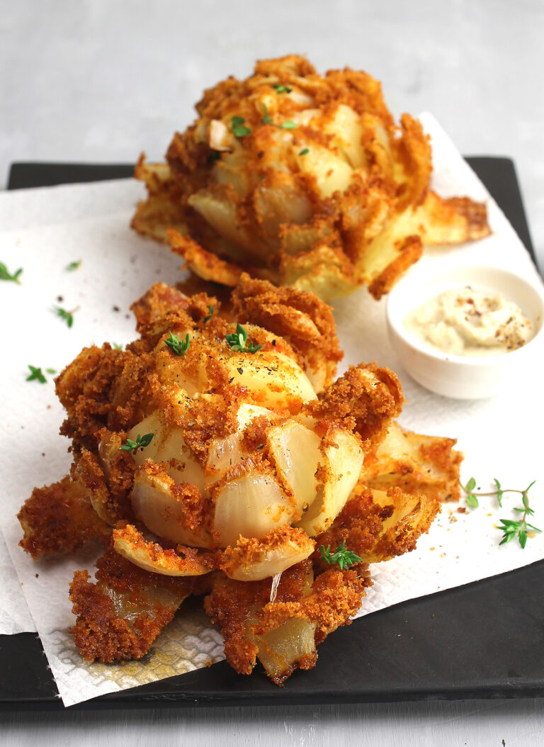 Fiori fritti di cipolle con panatura ai pomodori secchi