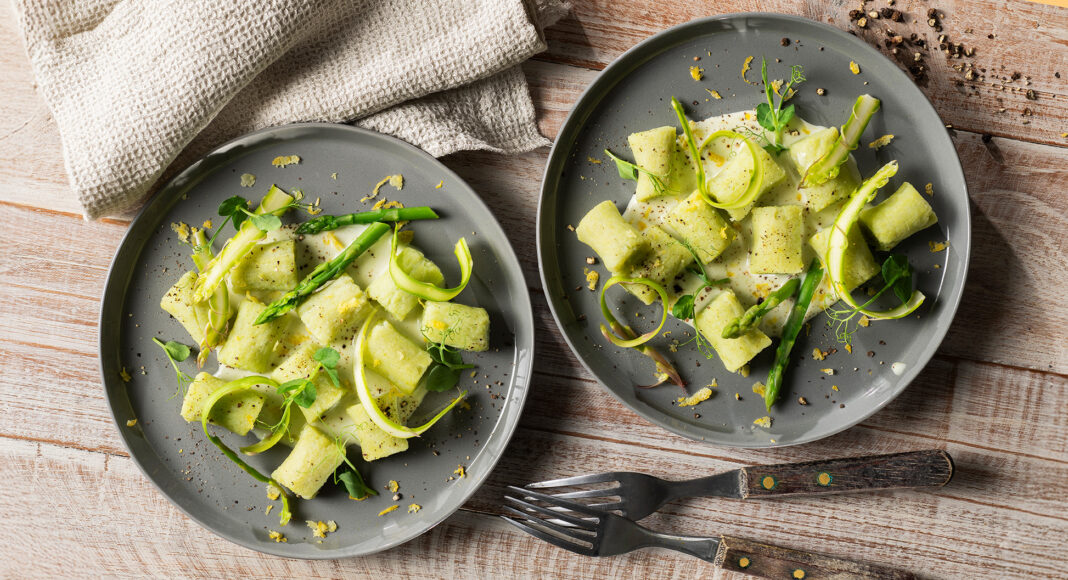 Gnocchi di patate, piselli e riso ai doppi asparagi