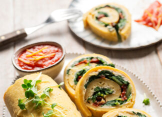 Rollè di farinata con crema di anacardi, erbette e pomodori