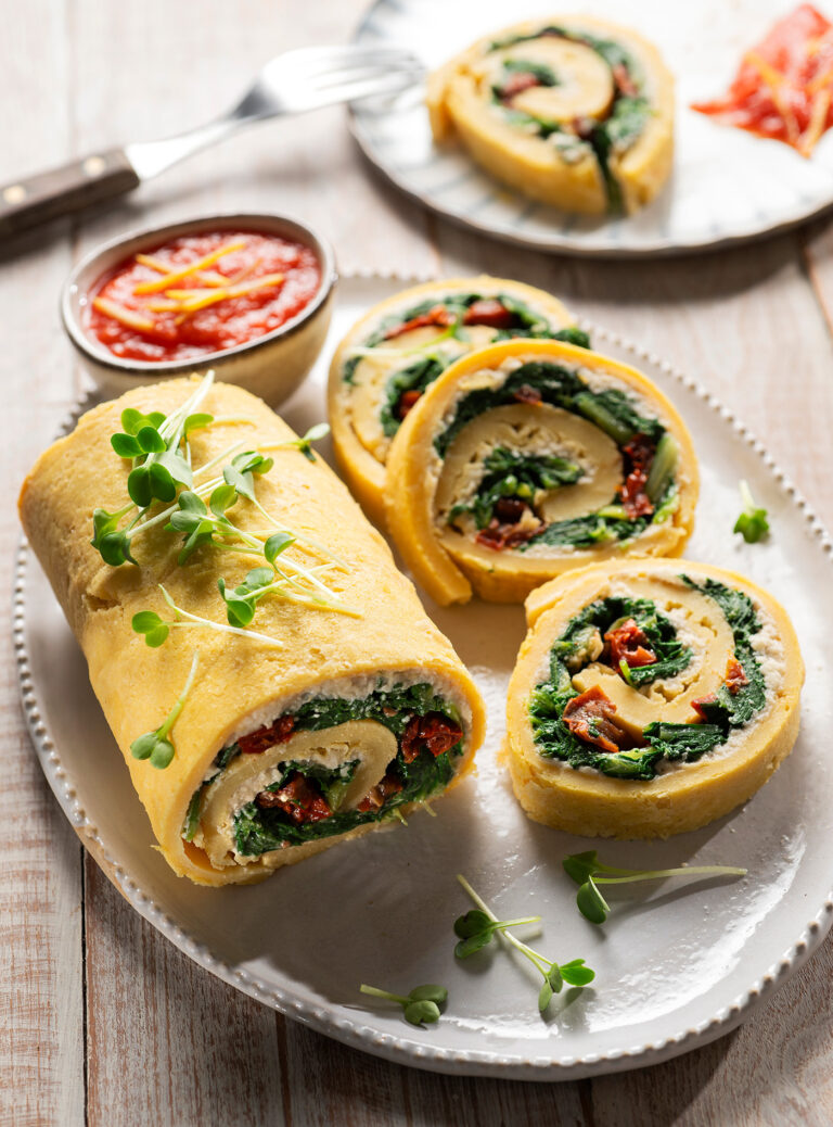 Rollè di farinata con crema di anacardi, erbette e pomodori