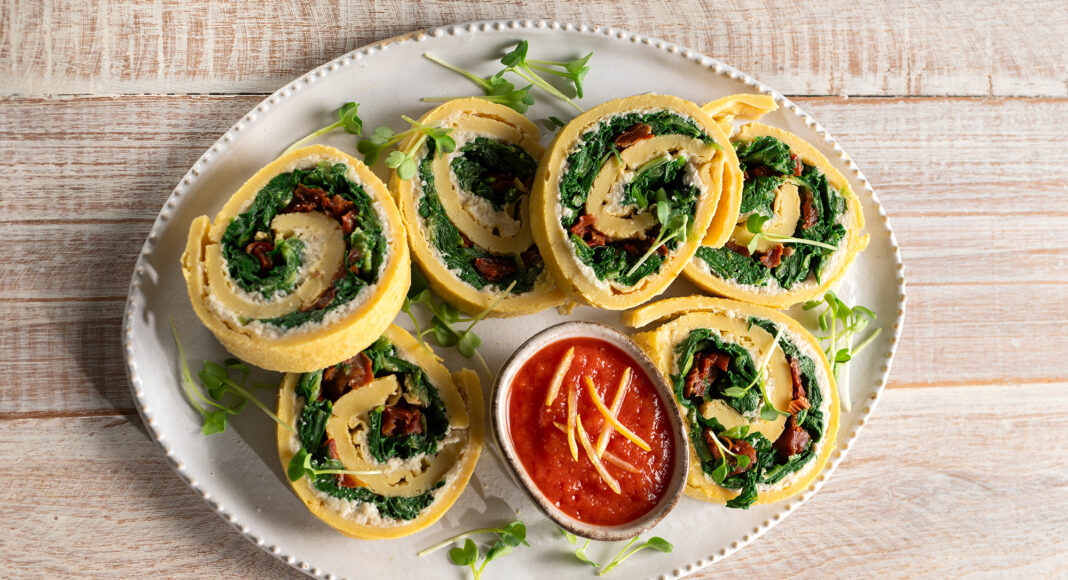 Rollè di farinata con crema di anacardi, erbette e pomodori