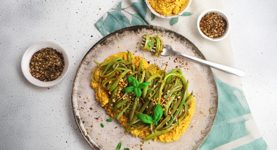 Spaghettoni di piattoni, aglio, olio e crema di carote