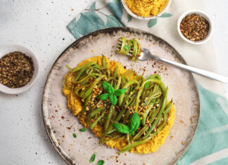 Spaghetti non spaghetti: l’alternativa leggera alla pasta a base di verdure Spaghettoni di piattoni, aglio, olio e crema di carote