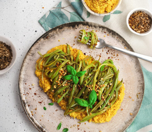 Spaghettoni di piattoni, aglio, olio e crema di carote