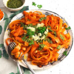 Tagliatelle di carote con pesto delle loro foglie