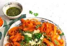 Tagliatelle di carote con pesto delle loro foglie