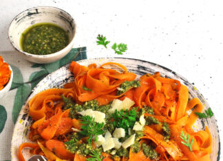 Tagliatelle di carote con pesto delle loro foglie