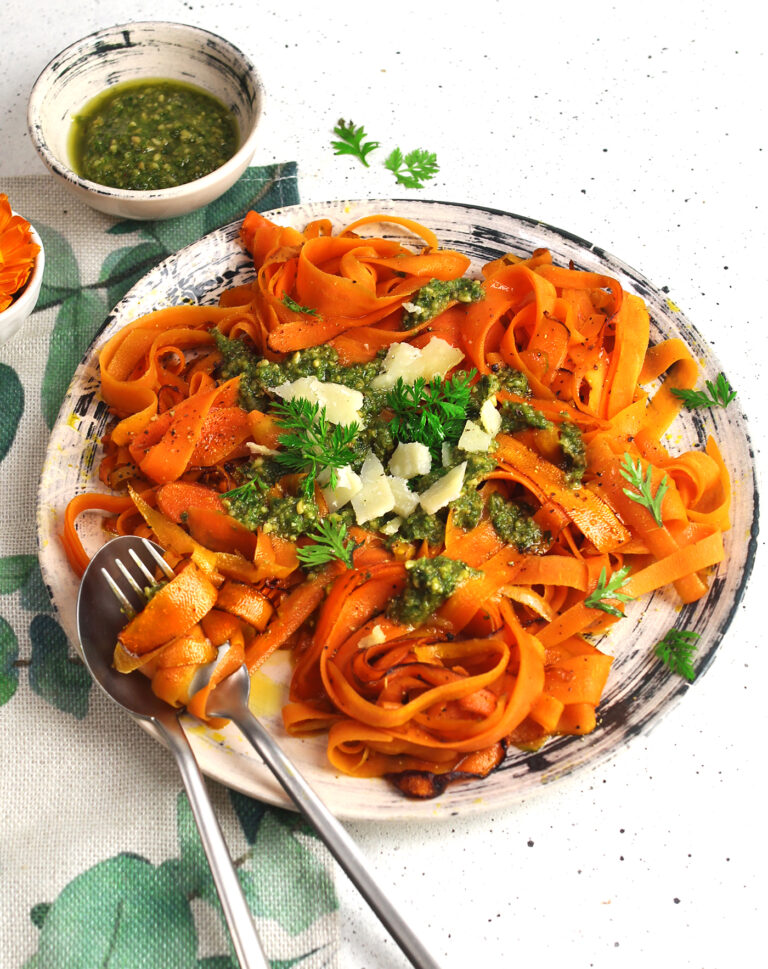 tagliatelle-carote Tagliatelle di carote con pesto delle loro foglie