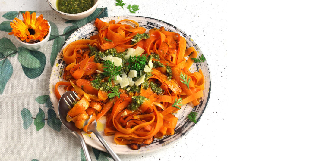 Tagliatelle di carote con pesto delle loro foglie