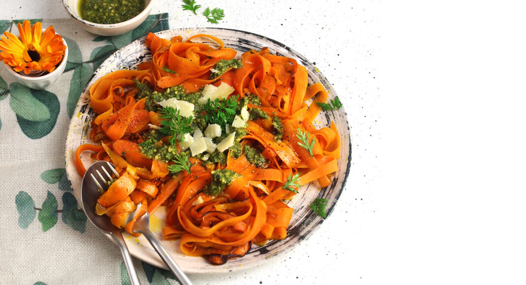 Tagliatelle di carote con pesto delle loro foglie