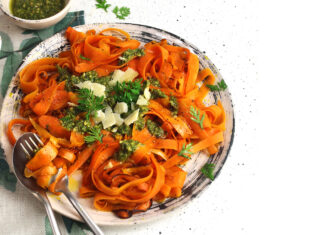 Tagliatelle di carote con pesto delle loro foglie