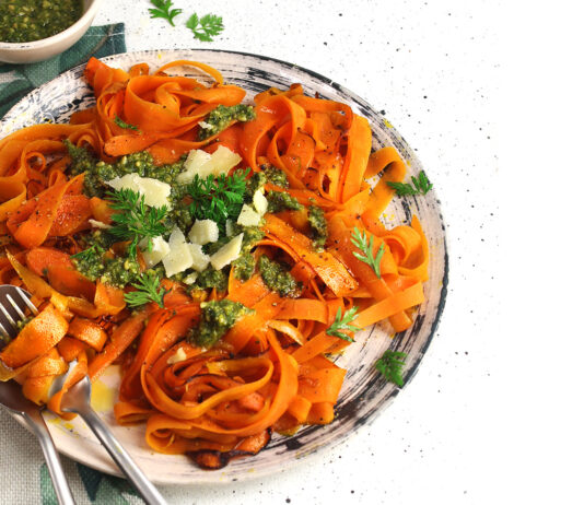 Tagliatelle di carote con pesto delle loro foglie