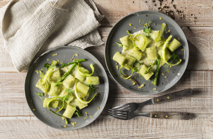 Gnocchi di patate, piselli e riso ai doppi asparagi
