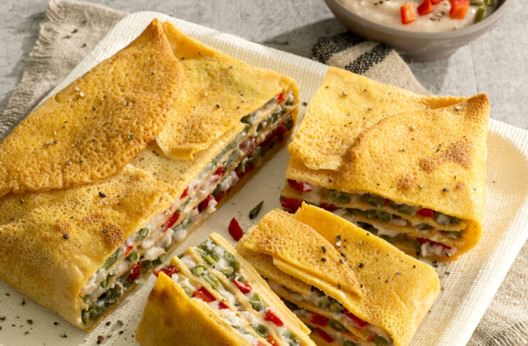 Terrina di crespelle alle lenticchie rosse con ortaggi estivi