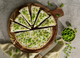 Crostata di saraceno e piselli con caprino alla menta