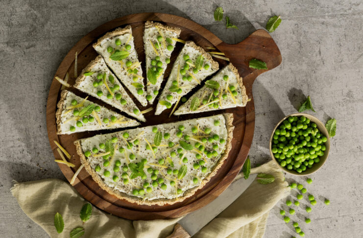 Crostata di saraceno e piselli con caprino alla menta