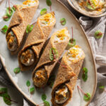 Cannoli di pane con paté e bottarga vegan