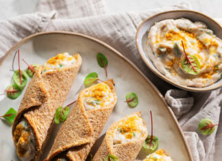 Cannoli di pane con paté e bottarga vegan