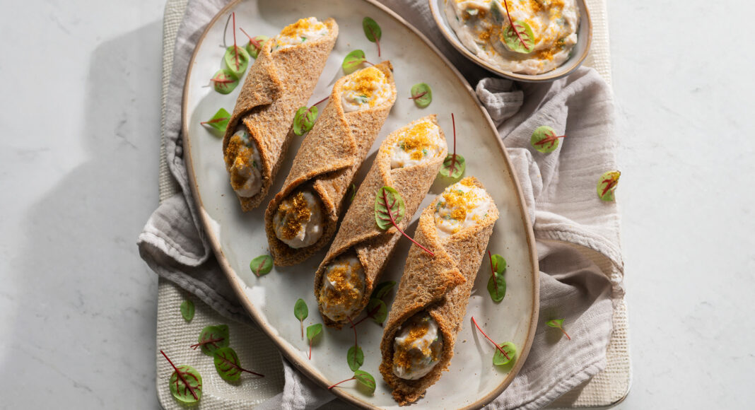 Cannoli di pane con paté e bottarga vegan