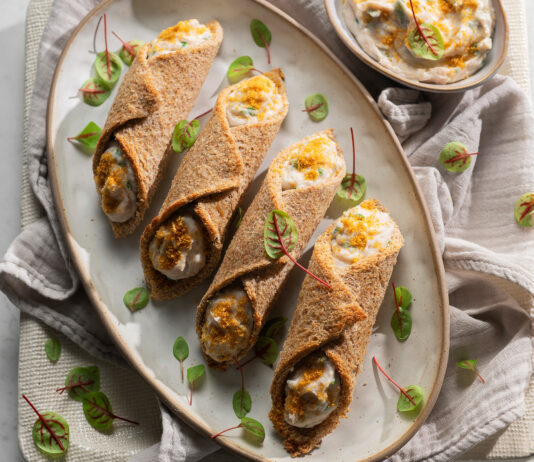 Cannoli di pane con paté e bottarga vegan