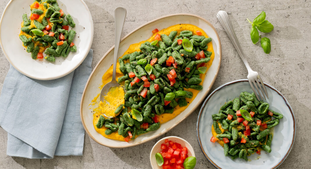 Cavatelli verdi di legumi e spinaci in salsa di carote