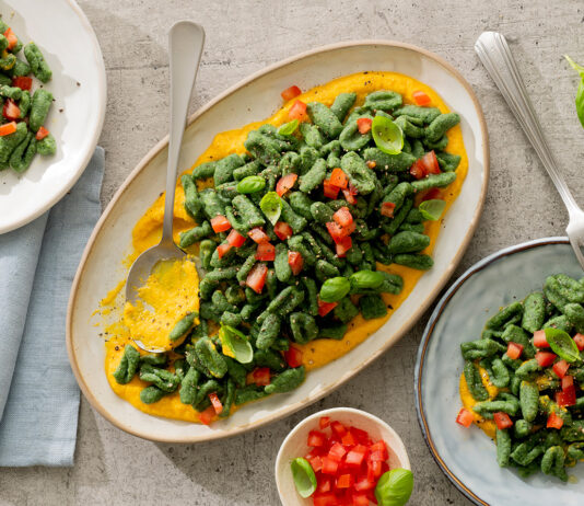 Cavatelli verdi di legumi e spinaci in salsa di carote