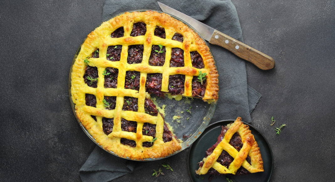 Crostata vegana salata di patate e cipolle rosse