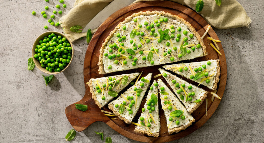 Crostata di saraceno e piselli con caprino alla menta