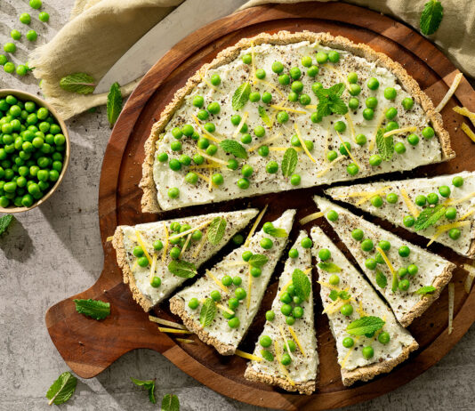 Crostata di saraceno e piselli con caprino alla menta