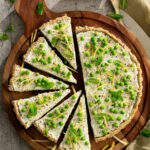 Crostata di saraceno e piselli con caprino alla menta