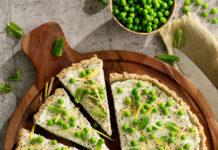 Crostata di saraceno e piselli con caprino alla menta