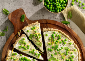 Crostata di saraceno e piselli con caprino alla menta