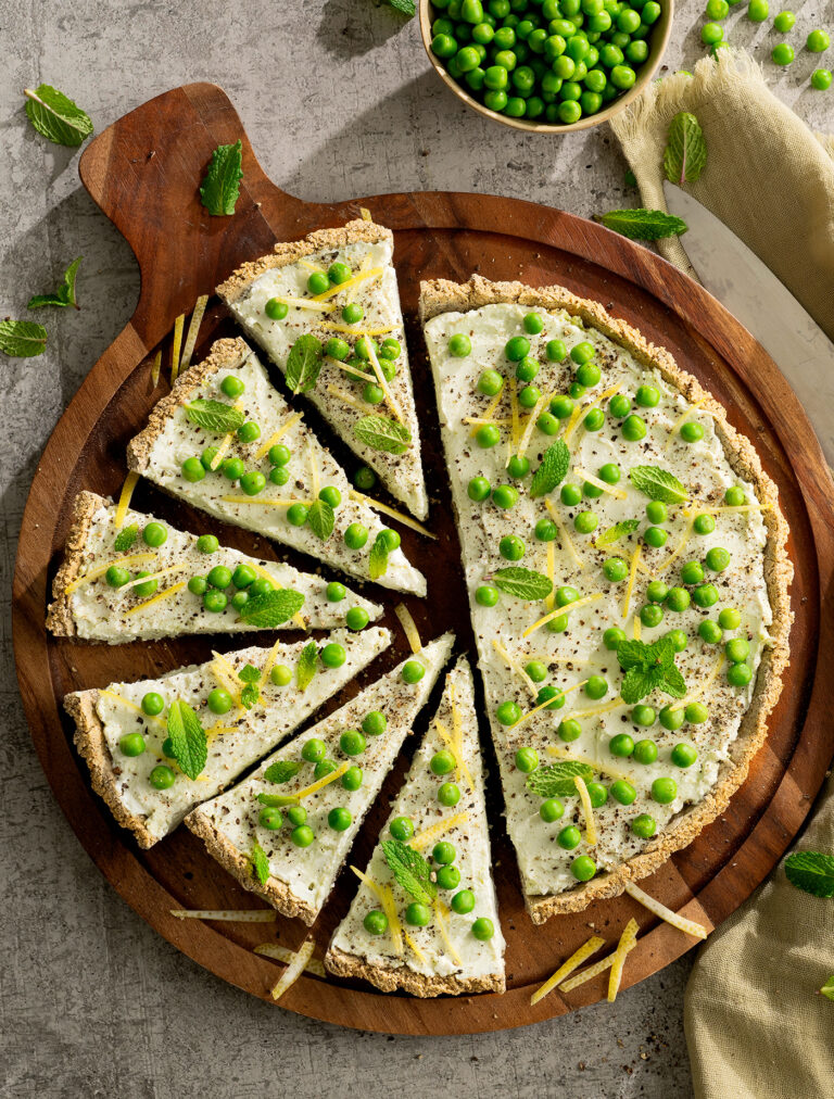 Crostata di saraceno e piselli con caprino alla menta