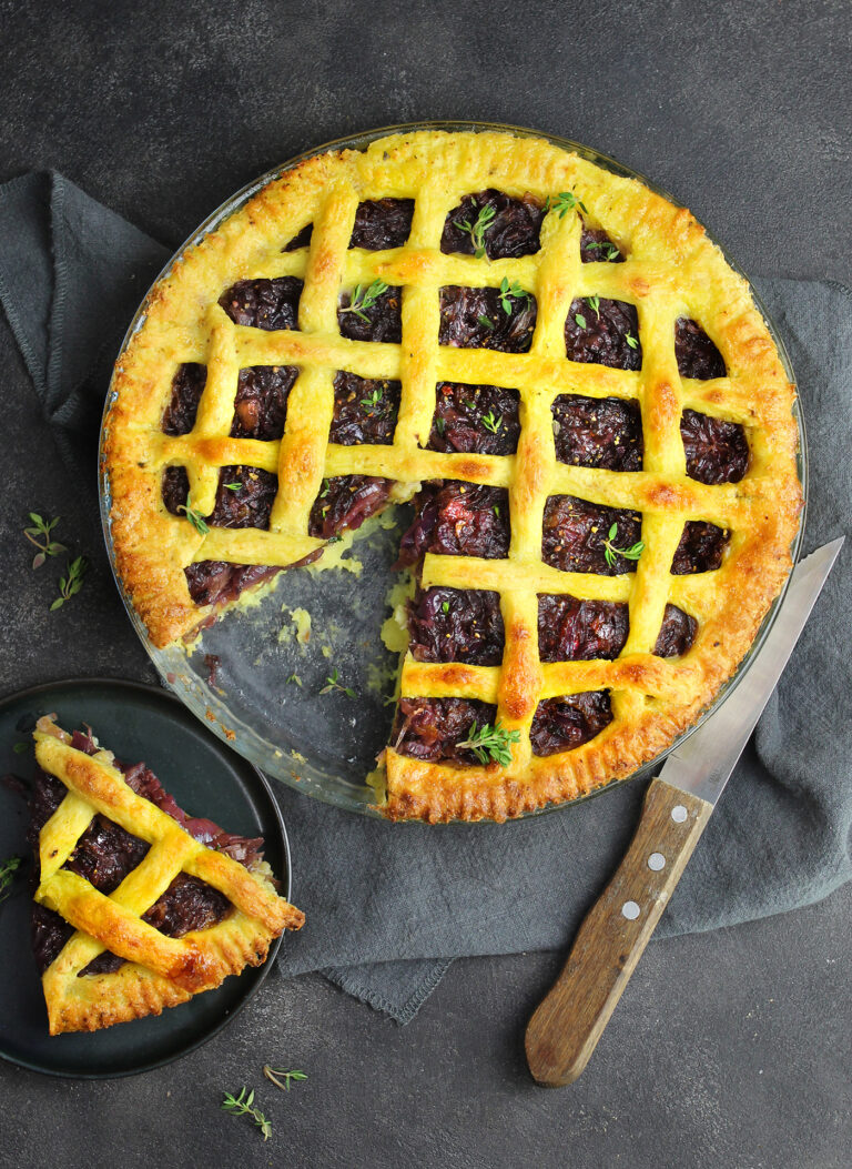 Crostata vegana salata di patate e cipolle rosse