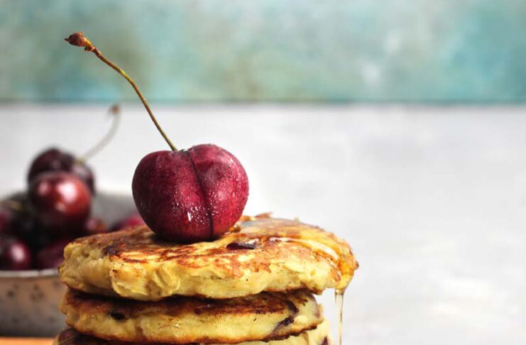 Pancake di avena, banana e ciliegie