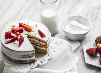 Nude cake all’avena con mandorle e yogurt